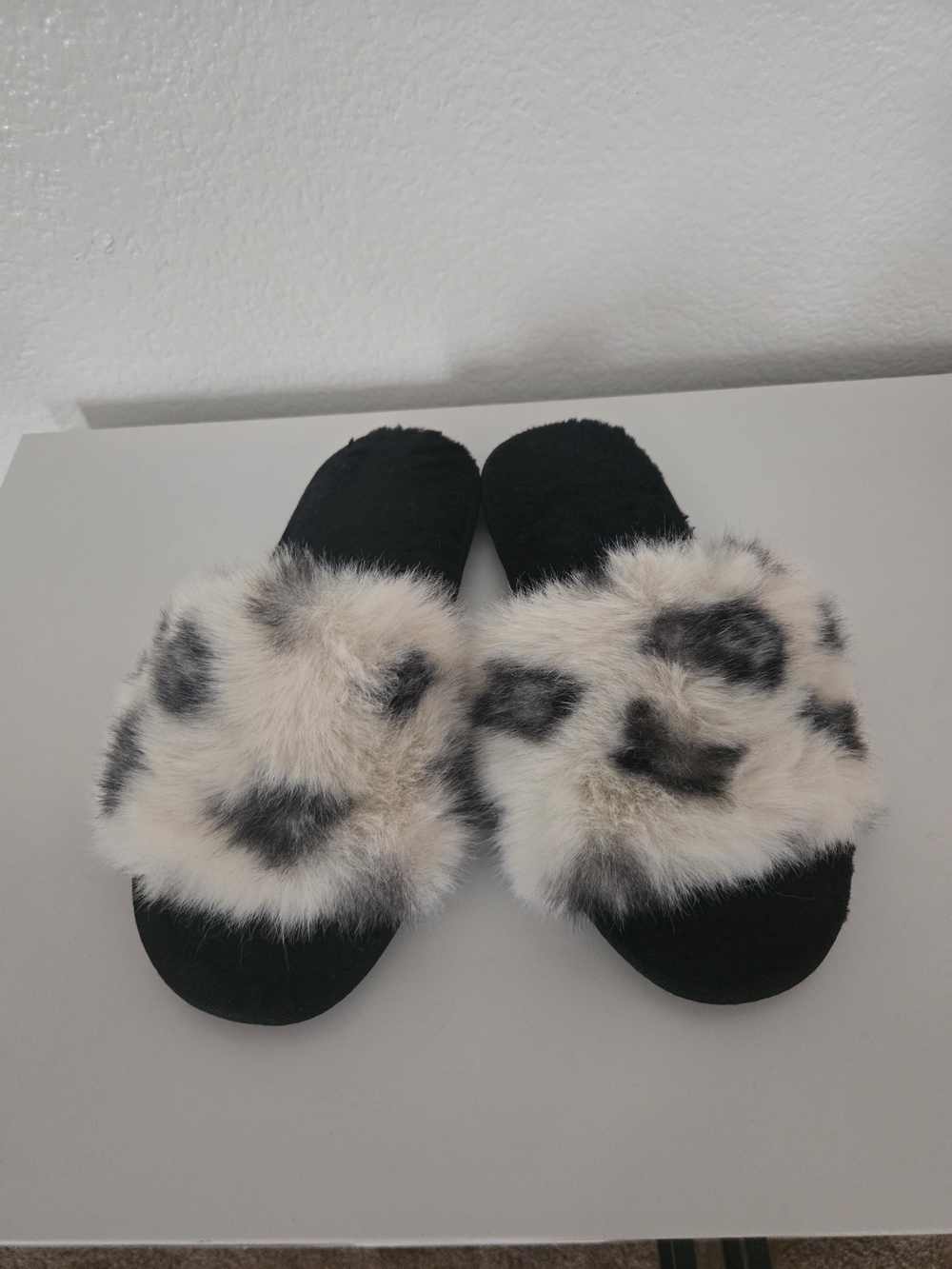 Y2K Black & Cream Cow Print Faux Fur Fluffy Slide Slippers Size 7.5